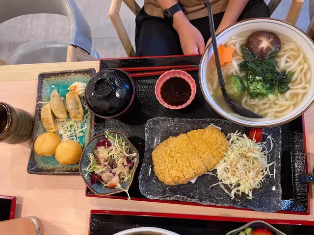 吉列豬扒烏冬 配小食芝士年糕，另外再加了一杯特飲