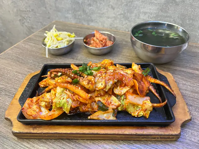 鐵板辣魷魚鬚 (送海帶清湯)