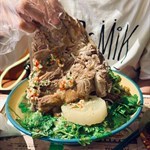 排骨經多個小時的熬製，肉質超嫩滑，很容易撕開，配上由蒜、辣椒、青檸製成的酸辣醬汁，超級惹味。