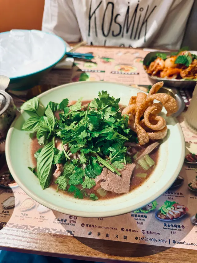 主要配料都是豬，包括有蝴蝶腩、豬肉片、豬潤、豬肉丸同炸豬皮，麵條今次選擇了金邊粉，吸引了湯底的精華，食落好豐富，充滿泰式風味。