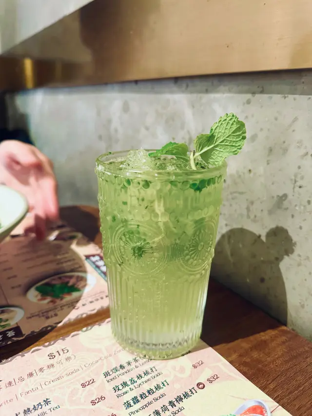薄荷加青檸味道清新，甜度適中，加上梳打水氣泡，消暑解渴。