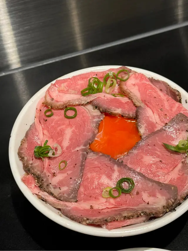 安格斯牛肉先慢煮 再以「月見」醬油煎香
外層烤得焦香 內軟嫩 肉味香濃 配上鹹香橘黃色的蛋黃
裹滿蛋液的米飯 味蕾、芳心已被俘虜🥰