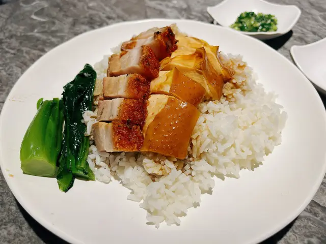 玫瑰油雞拼燒腩飯