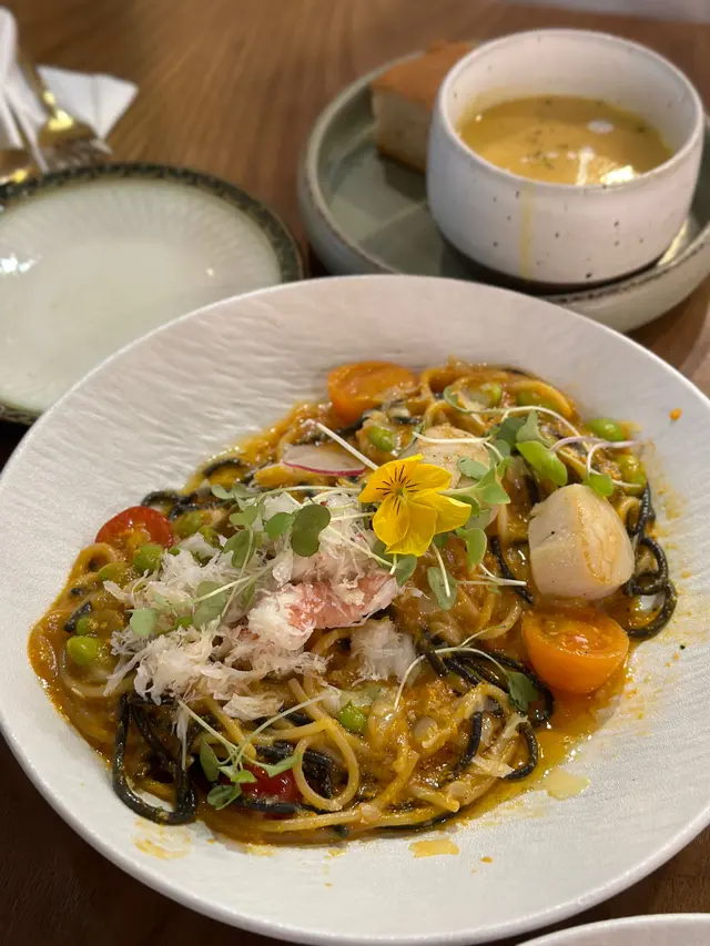 香濃蟹膏雙色意大利麵配手拆松葉蟹肉刺身帶子