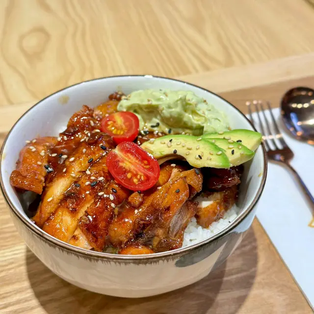 牛油果醬板燒雞扒丼
