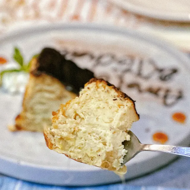 巴斯克蛋糕上層焦香,內層軟綿順滑 少少嘅流心感覺增加口感!食嘅時候會feel到有榴槤果肉!😍鍾意食榴槤嘅朋友仔真係唔可以錯過呀!🍰