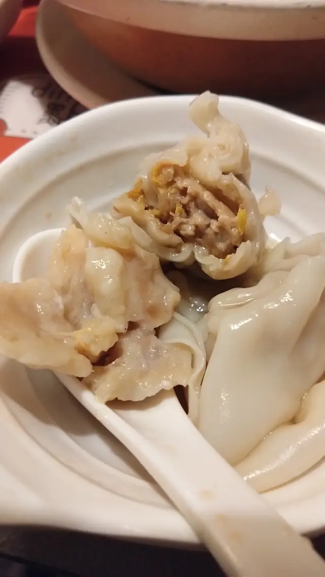 雲吞除了豬肉之外，還混合清爽椰菜粒，可減低膩滯感