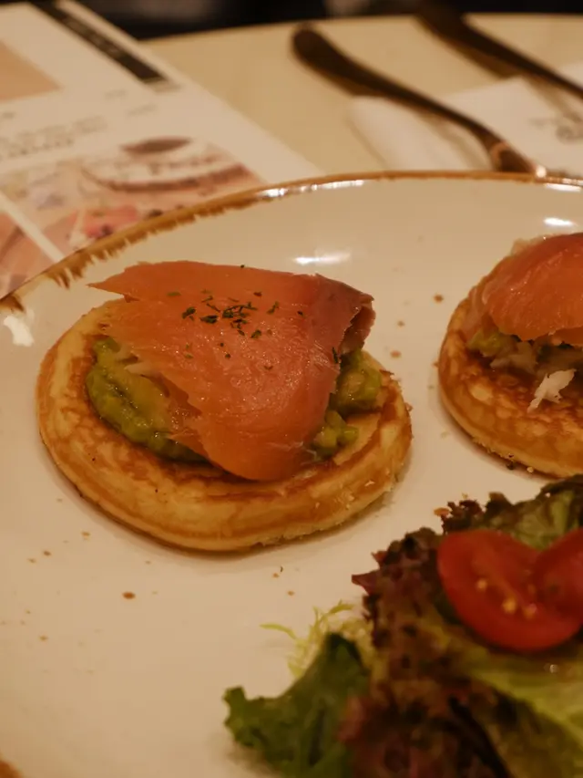 煙三文魚蟹肉熱香餅