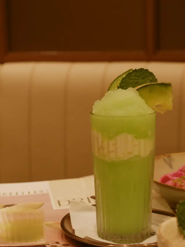 蜜瓜在沙冰降溫時