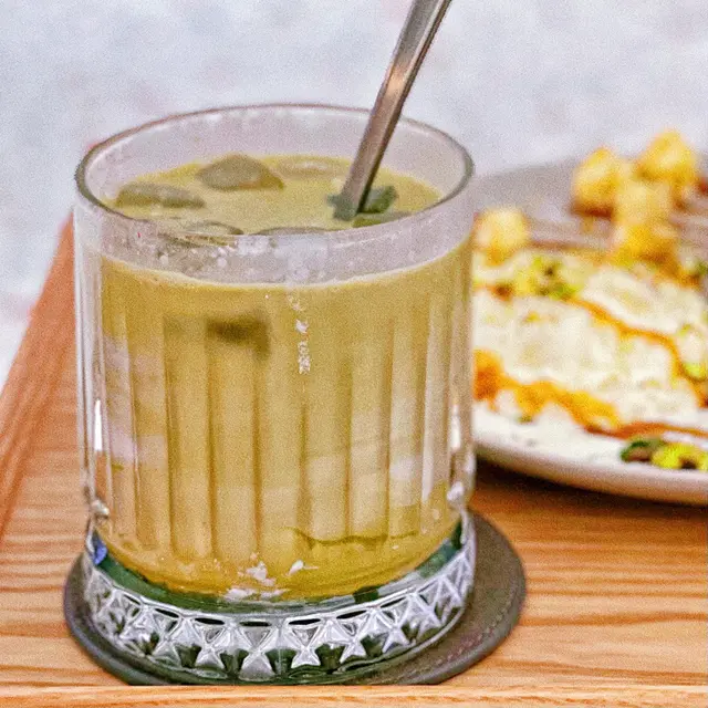 3個元素嘅結合好有驚喜!飲之前先打卡,3種顏色嘅分層好靚!🤩撈混再飲,抹茶茶香同咖啡香不苦澀,椰奶增加順滑口感,真係必飲!🍵