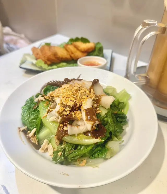 魷魚灼通菜配馬拉汁