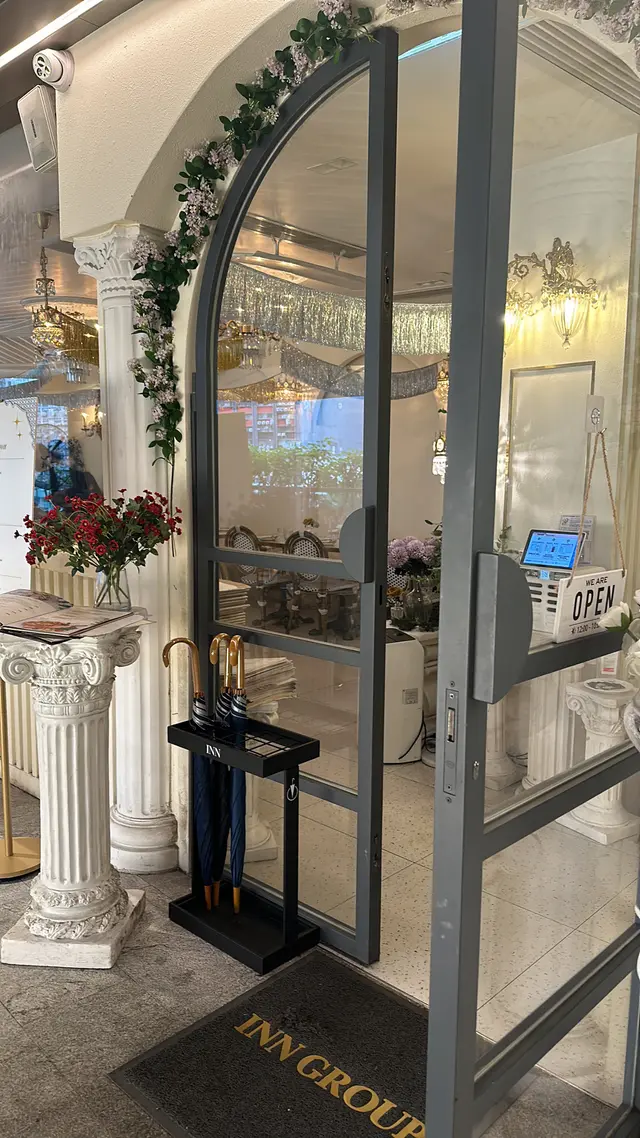 今次同朋友第一次嚟INN，店員好好禮貌，選擇唔到既關係，店員就向我地推介set dinner ,再加購龍蝦一份（星期加購優惠），散叫食品價錢比起set，平少少，但份量十分足夠