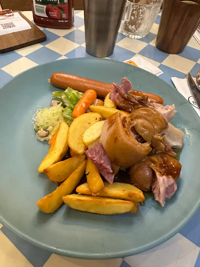 首先，是日餐湯加$10 ，係蘑菇湯，好水，係水加蘑菇榨汁，冇落鹽，冇乜味嘅。用杯裝，賣相唔好睇。

其次，主菜德國白豬手，豬手好多毛！味道唔好食，又唔夠熱！

甜品+$8，係cheese cake，但仲係未退冰嘅cheese cake，同我條命一樣硬！^_^

服務方面，門面得一個服務員，上菜斟水，招呼新食客，收錢都係同一個人。每次有人食完，佢都推架車出嚟收嘢，鐵刀鐵叉好大聲，服務環境一般！￼￼￼

總結，一不可再，唔建議再食。￼￼
