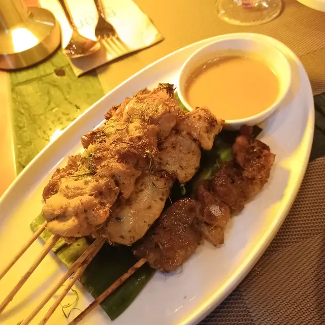 這道泰式串燒拼盤集齊了雞肉、豬肉和牛肉，每一串都烤得恰到好處，沾上特製的花生醬，非常惹味。