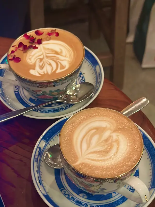 ☕️我最鐘意就係佢哋嘅Black Sugar Latte，飲落甜甜地，我每次去都必點。黑糖的香氣與濃郁的咖啡完美融合，口感滑順，唔鍾意飲咖啡嘅都一定唔會抗拒。

🌹而Signature嘅 Rose Latte 係另一種嘅驚喜，淡淡嘅玫瑰香氣令人飲完會感受到一絲浪漫，特別適合女仔加埋啲粉紅色花瓣影相💯。