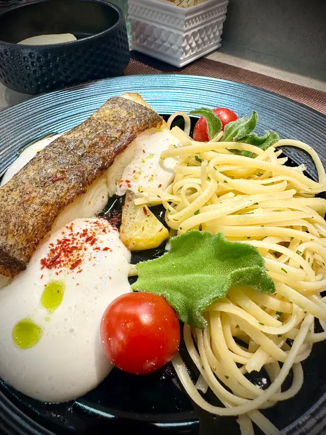 香煎比目魚柳配椰子汁意粉