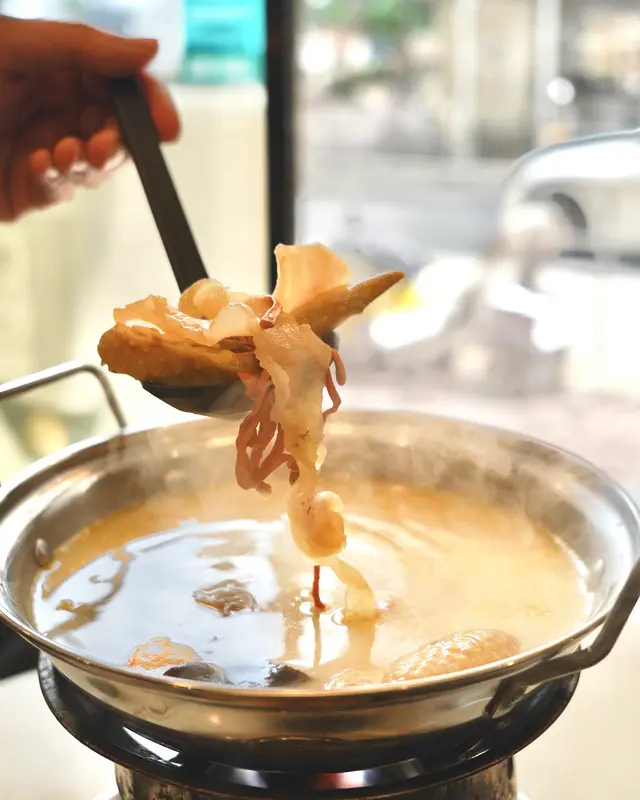 招牌癡雞濃湯米線