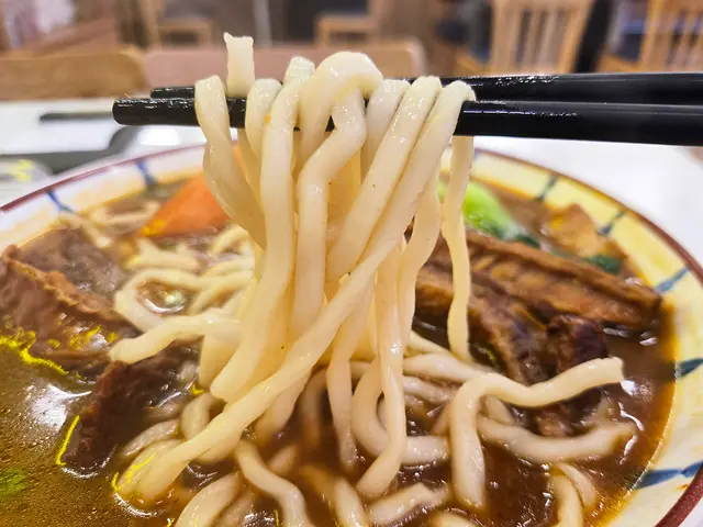 有台灣朋友講, 牛肉麵唔應該用幼麵。 雖然佢唔係扁闊麵, 至少都粗粗地, 質感比上海麵彈牙, 👍合格!