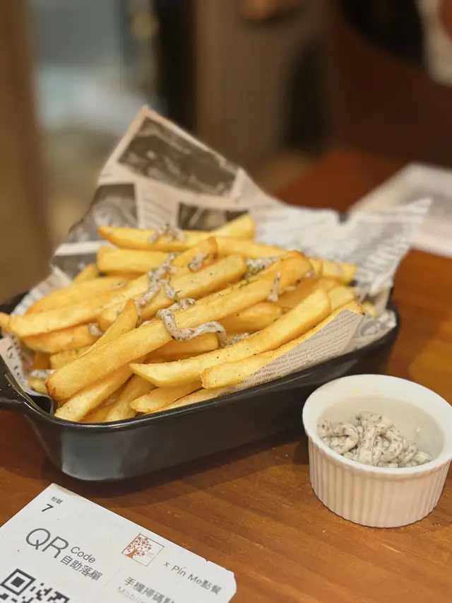 炸薯條配黑松露醬