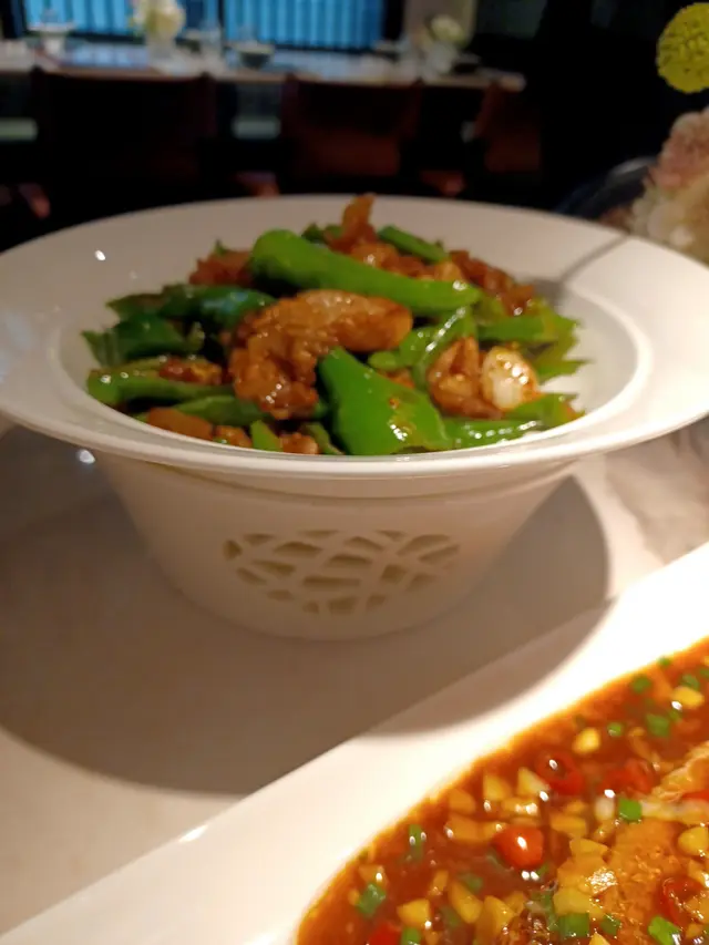 小青椒特別辣,廚師炒得爽口,有木耳和豬腩肉