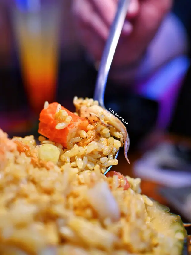 原隻菠蘿海鮮炒飯