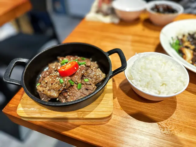 炙燒牛肩胛肉配飯