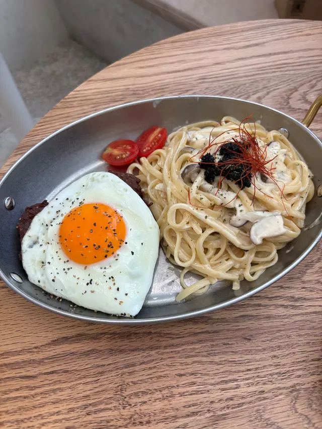 手打牛肉漢堡扒蒜蓉意粉配黑松露蘑菇汁