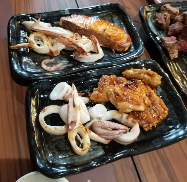 三文魚及雞扒和魷魚