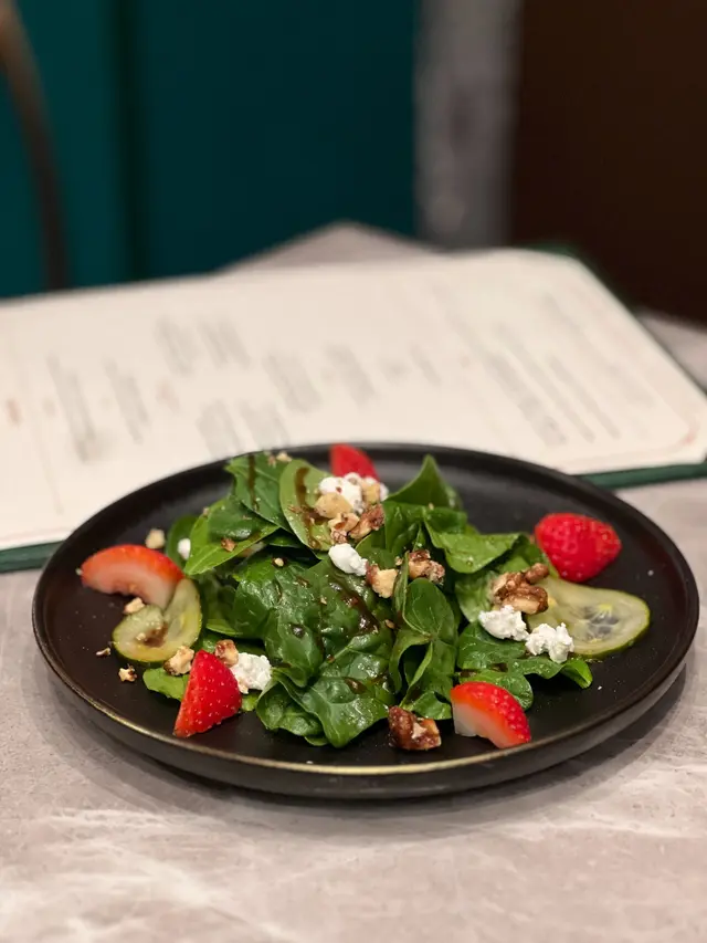 草莓菠菜苗沙律配羊奶芝士琥珀合桃