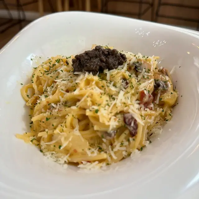 卡邦尼忌廉汁香滑，唔會好杰，意粉都掛滿醬汁。