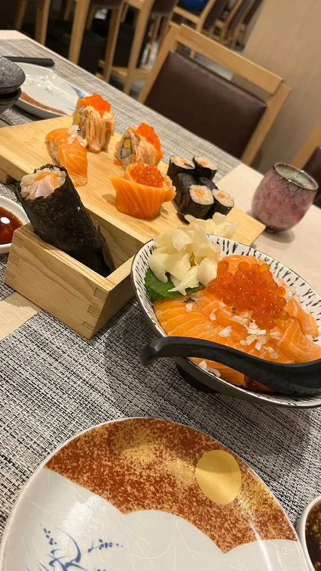 三文魚及三文魚籽丼