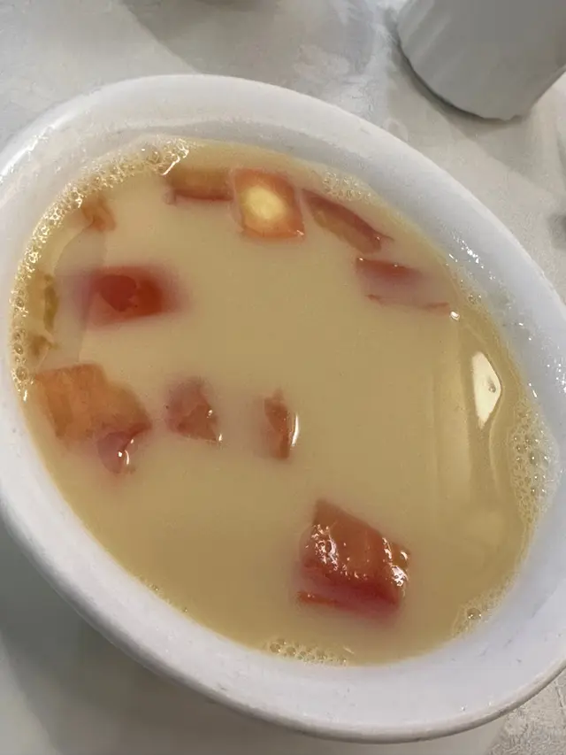 西貢地道魚湯,是蕃茄薯仔魚湯,用了多種不同的鮮魚,再用魚袋裝住然後去煲成,所以只見到蕃茄薯仔,而沒有見到魚肉及魚骨,湯頭非常清甜,朋友說很有媽媽的味道。
#西貢地道魚湯