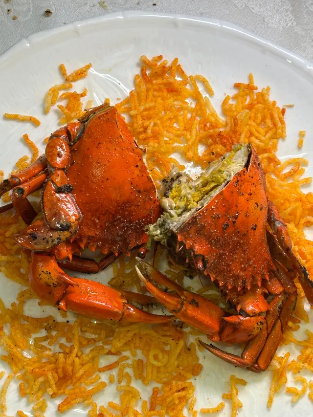 油鹽焗奄仔蟹,眼見隻蟹已經好靚,而且超級爆膏,當然我又吃不了,他們說膏非常香甜,那些油鹽焗的做法又與大陸不同,味道更加香濃
#油鹽焗奄仔蟹