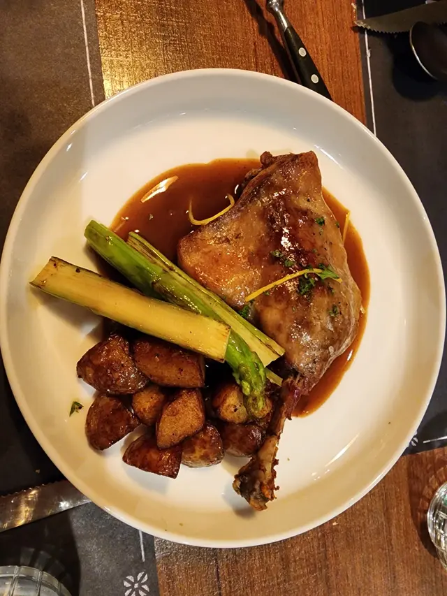 鴨腿皮香肉嫰，薯角都唔錯。露筍遲咗啲出場，有啲age嘅味道haha。
