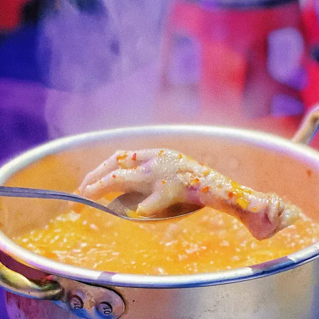 辣雞腳鍋其實都真係辣辣地,🌶️但係辣醬味道唔會太刺激!😙雞腳好入味,而且佢都好軟腍,好容易脫骨,食嘅時候都好方便!🐥