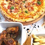 🍕 羅馬辣味煙肉手工簿餅   - ⭐️⭐️⭐️⭐️   - 濃郁配料包括辣椒乾、莫薩里拉芝士、巴馬臣芝士、車釐茄、乾蒜、意式煙肉、羅勒   - 餅皮口感絕佳，有嚼勁、香氣撲鼻，絕不油膩！