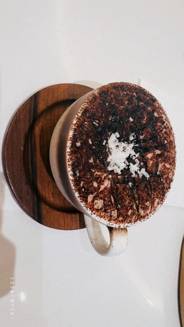 係香濃嘅朱古力鮮奶🍫🥛
一上來已經聞到濃烈的朱古力味🍫，入口發現奶泡味道更是香滑😻，對於喜愛朱古力飲品人士友好ദ്ദി(˵ •̀ ᴗ - ˵ ) ✧#朱古力鮮奶 