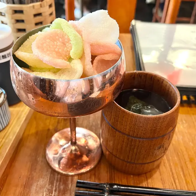 一杯一茶包, 唔孤寒的.
餐前小食,也細心, 等待主菜來.