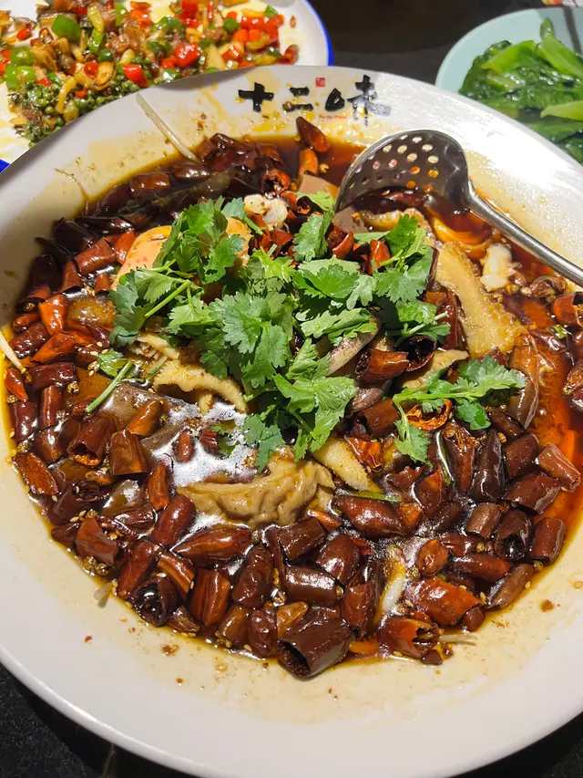 毛血旺裏面有鴨血,牛百葉,金錢肚,鮮魷,肥腸午餐肉,豬皮。分量都唔會太少( 適中),豬皮超入味,金錢肚同鮮魷唔會好硬,鴨血都有4-5塊,午餐肉都係厚切嘅。整體唔錯