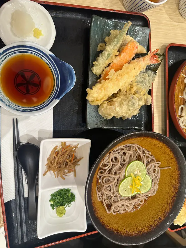 天婦羅有黑虎蝦、廣島蠔、赤鯛、蟹柳、紫菜、￼本菇、秋葵。蕎麥麵略嫌林身，青檸柚香汁清新，柚香味唔算太濃。份量大份抵食。