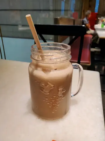 拖肥果仁奶泡拿铁