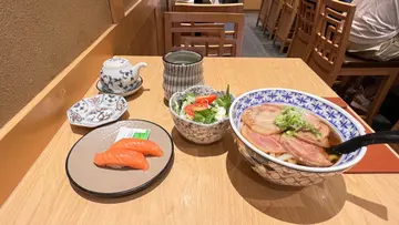 叉烧乌冬配三文鱼寿司