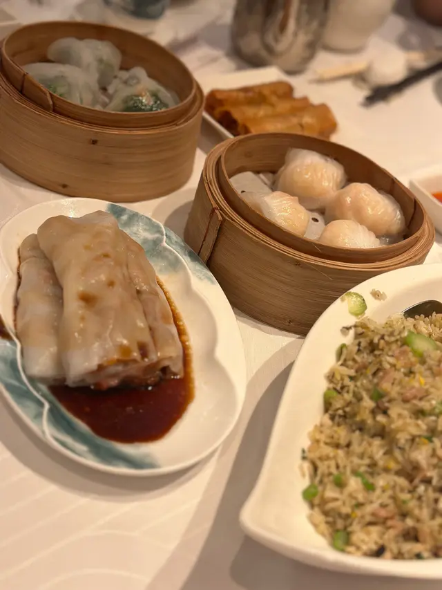 中午時間左右到,唔洗等位可以直入
人均都$80 左右但完全食唔飽😂
啱啱食完已經姐姐想叫我哋走仲急過茶餐廳😂😂