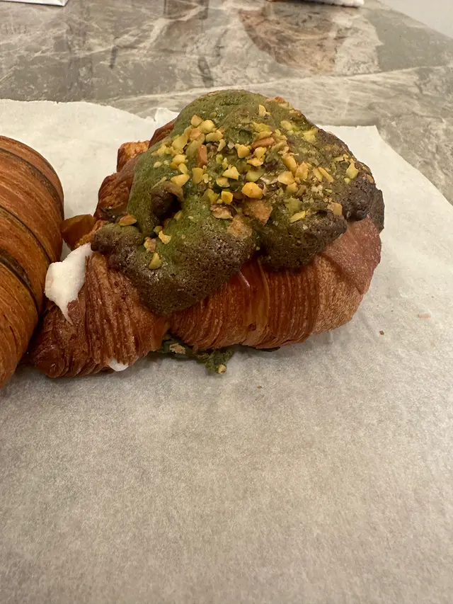 牛角包牛油味重，香口，入邊夾有開心果醬，可惜開心果味唔算重，麻糬配合得口感好好