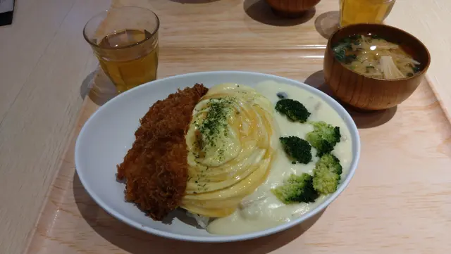 芝士吉列豬扒蛋包飯配奶油菇菌