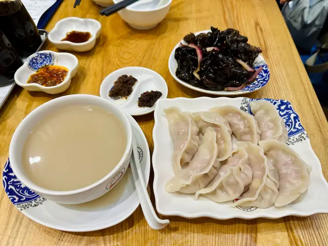 至尊松茸豬肉湯餃、酸辣雲耳