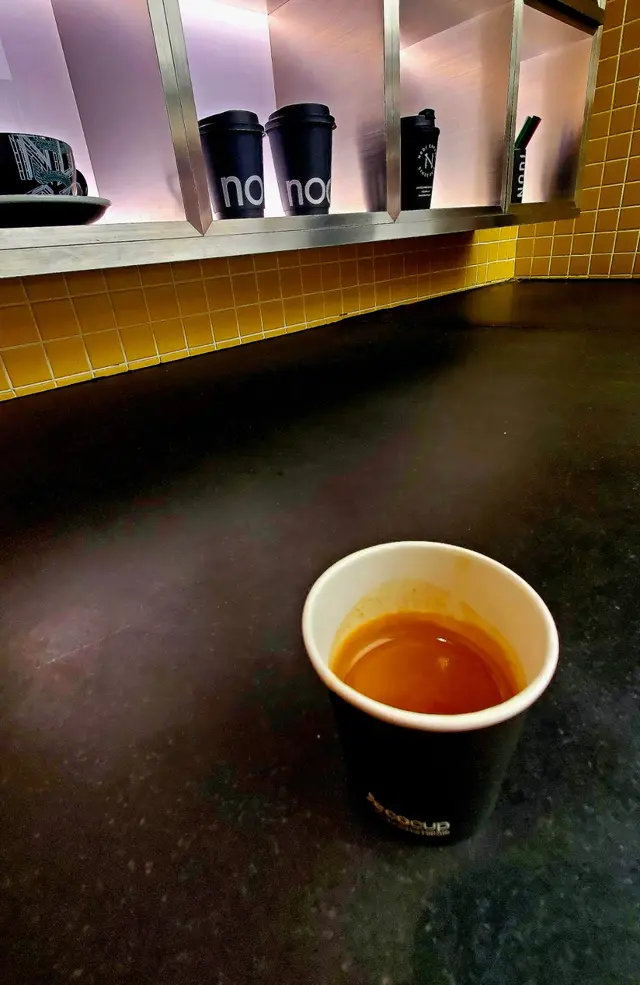 自家拼配, double espresso 只需single 價錢, 質素不過不失, 油脂ok, 風味都是以nutty chocolate為主, 入口帶有中度的berry果酸, 美韻有少少木香, 略為苦澀, 但可接受. 不算很salty及creamy, 如果有fruit espresso 就更加好. 🌈♥️☕️

#nodi
#yoho
#yuenlong
#espresso
#hk
#blending 

#香港美食 #espresso 
 #coffee 
 #foddie 

