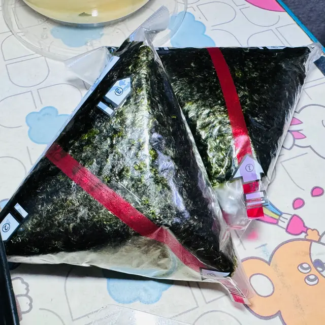 燒三文魚飯糰、蒲崗燒鰻魚飯糰