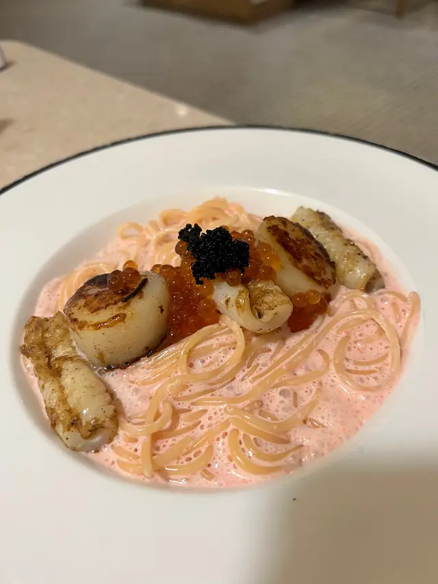 意粉裏而有兩舊扇貝三塊魷魚
扇貝有煎香口感爽口,魷魚亦有小小烤過唔會太老
面頭舖有黑魚子同滿滿三文魚子,最愛明太子醬落得超多,每條意粉被明太子醬厚厚包住。對我反而唔覺漏,食落好creamy 同有啖啖嘅黑椒味。