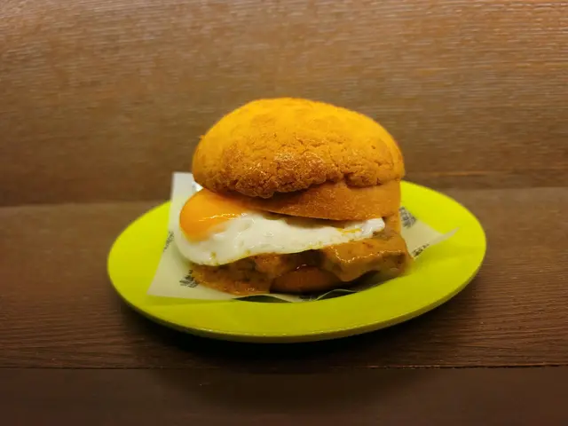 咖哩牛舌菠蘿包